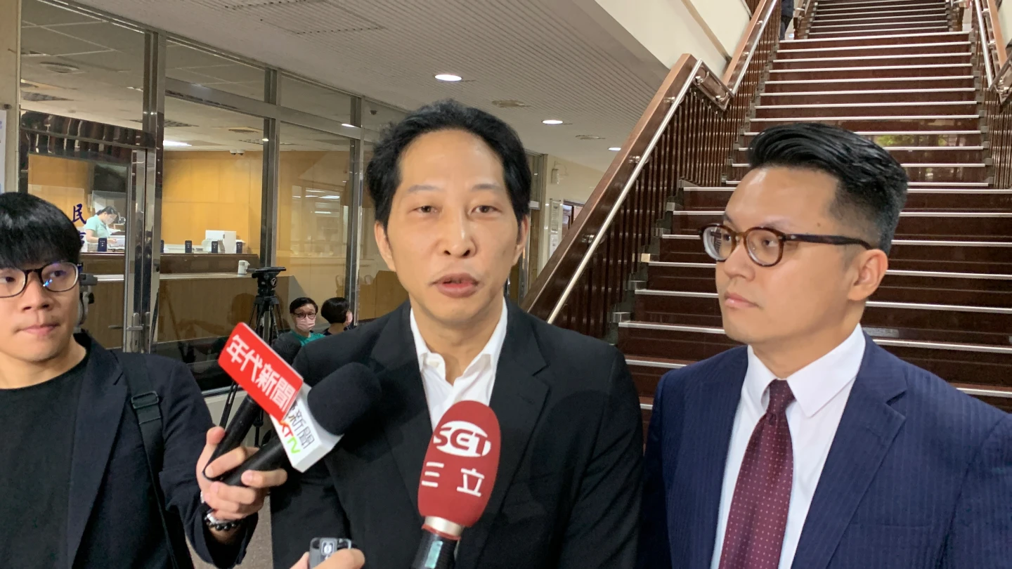 街口支付創辦人胡亦嘉(中)今到北院出庭。丁牧群攝