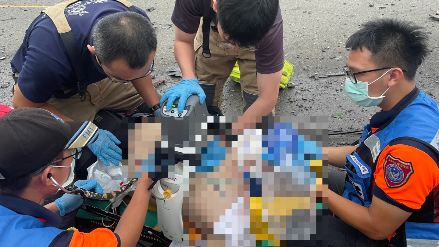 駕車的男子被救出時已無呼吸、心跳,救護人員連忙將他送醫急救。讀者提供