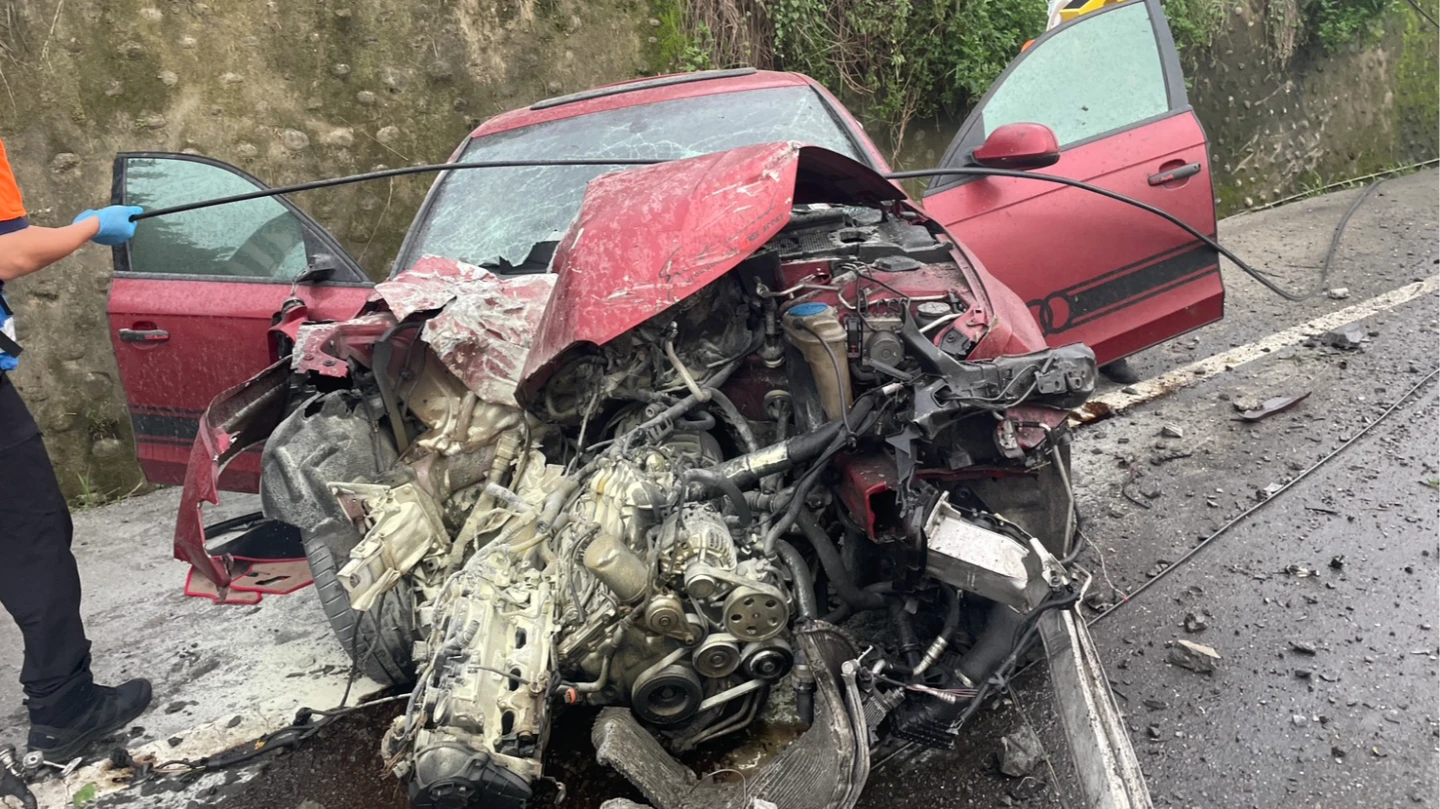 嚴重撞擊讓車頭全毀、引擎外露。讀者提供
