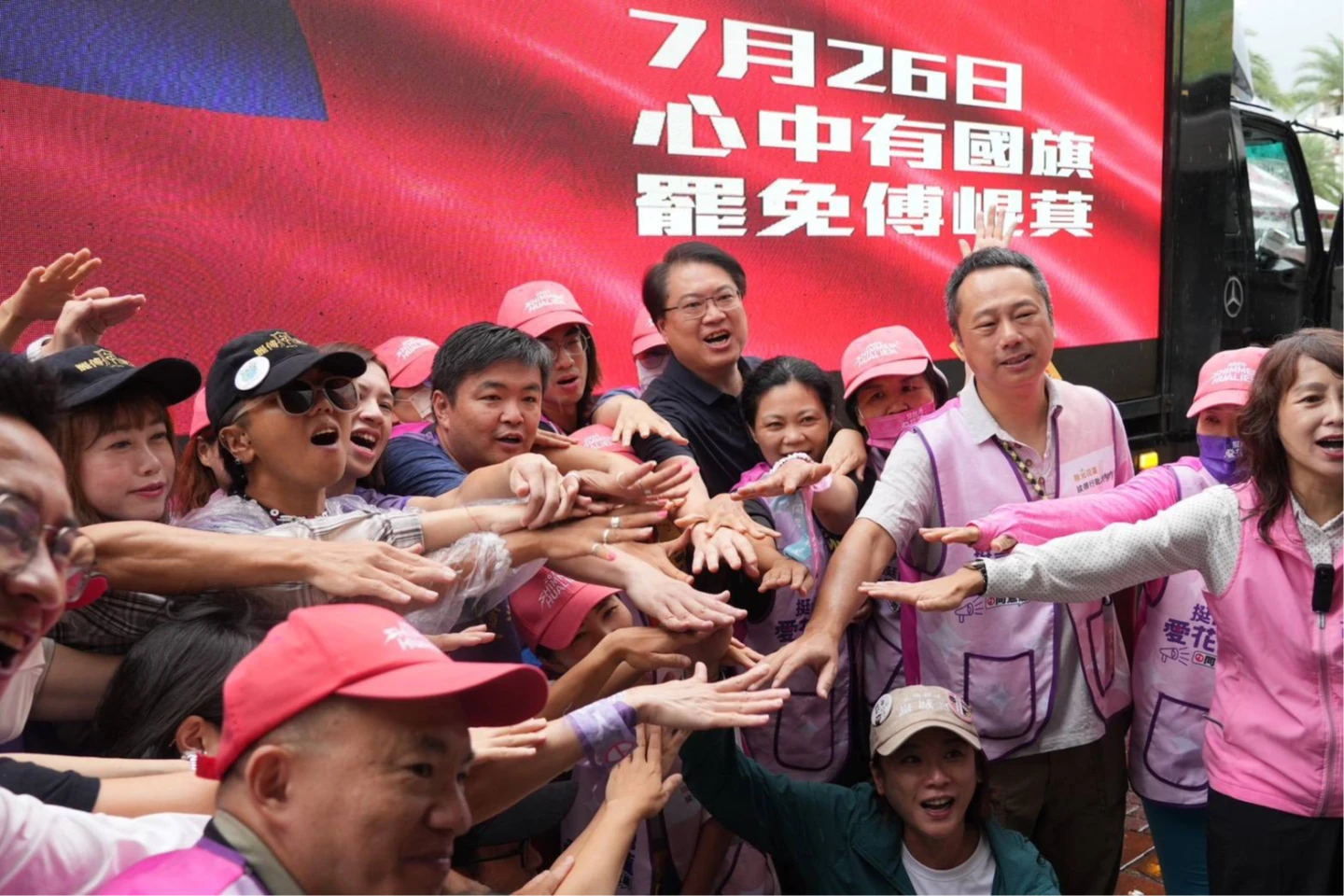 林右昌出席花蓮罷免傅崐萁宣傳片記者會。民進黨提供