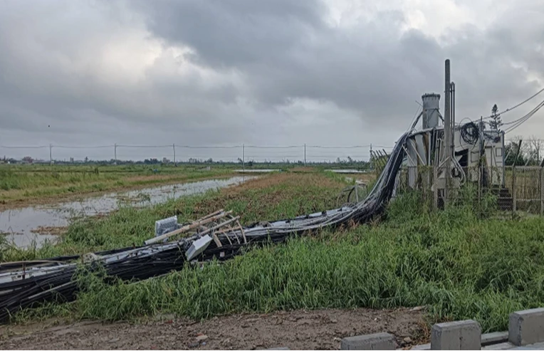 遠傳位於台南七股30公尺高基地台鐵塔遭颱風摧毀。業者提供