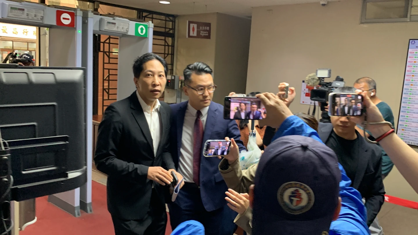 胡亦嘉上午在律師陪同下出庭。丁牧群攝