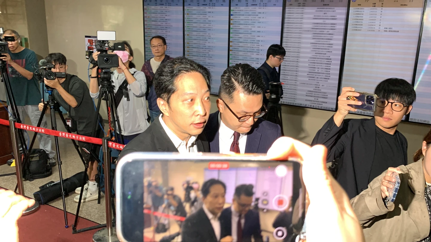 胡亦嘉上午赴台北地院出庭。丁牧群攝