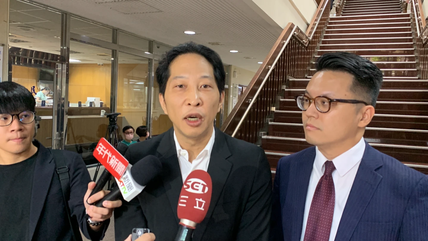 胡亦嘉強調被起訴對他非常不公平。丁牧群攝