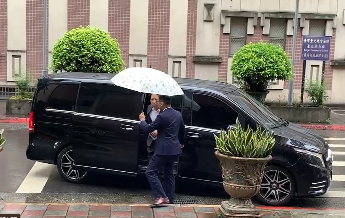胡亦嘉搭乘賓士商旅車出庭。丁牧群攝