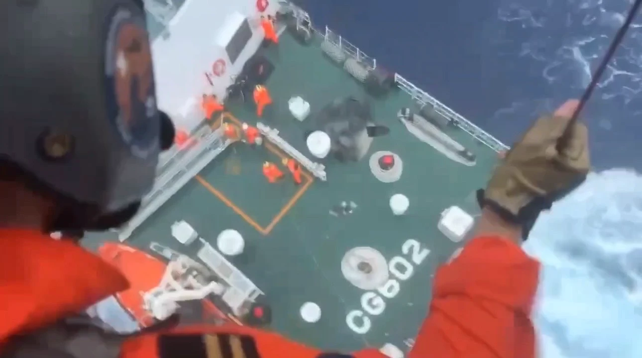 直升機自成功艦上吊掛傷患。海巡署提供