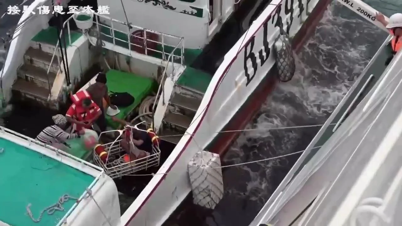 接駁傷患至成功艦。海巡署提供