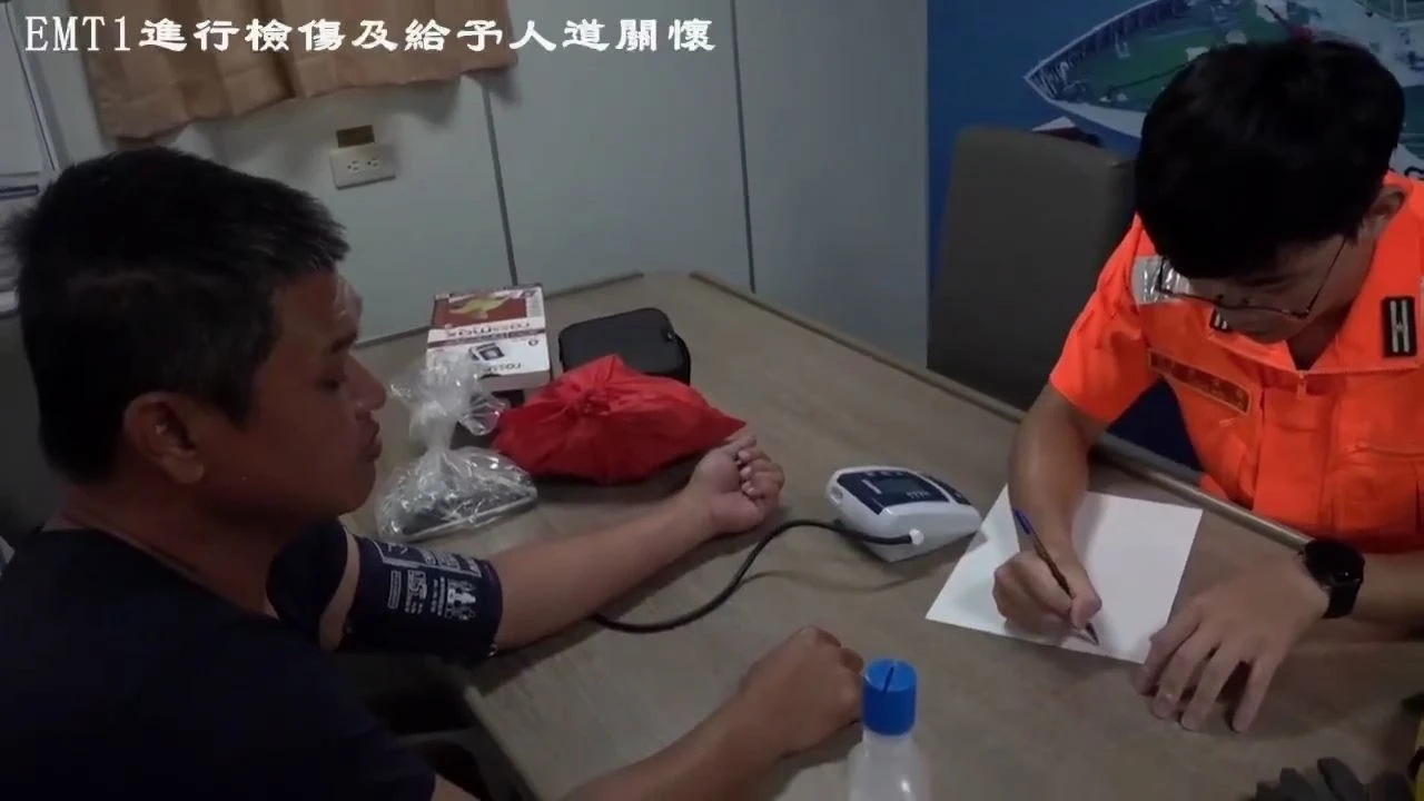 檢視船長生命徵象。海巡署提供