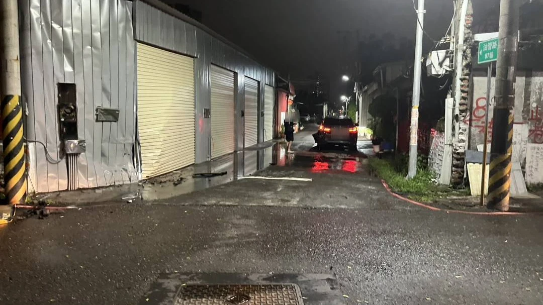 鄭男所駕汽車先擦撞計程車,隨後失控撞擊路旁民宅鐵皮屋。讀者提供