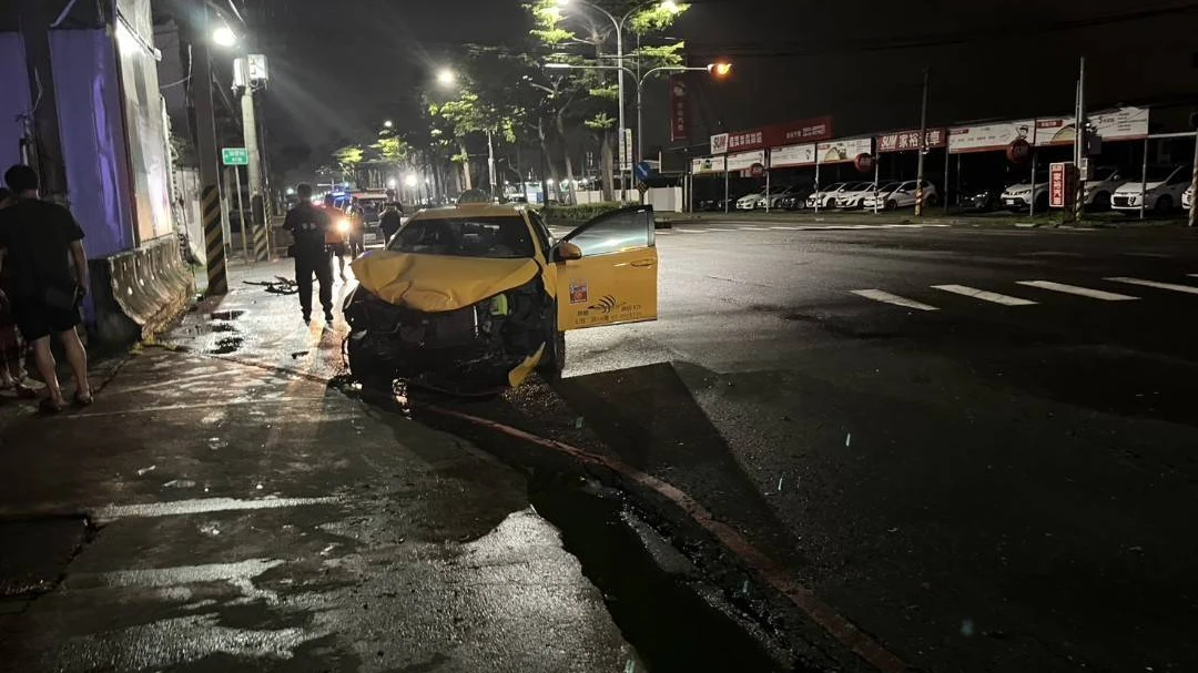 計程車的車頭因車禍毀損。讀者提供