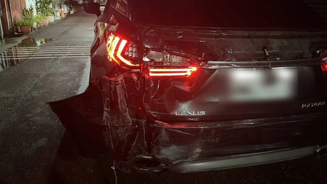 鄭姓男子的汽車先擦撞計程車,再撞上路旁鐵皮屋,車身傷痕累累。讀者提供