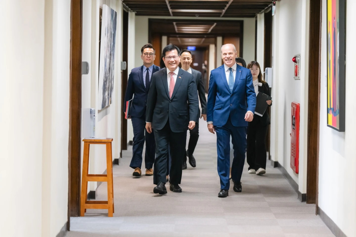 外交部長林佳龍讚許加拿大駐台代表倪傑民以豐富外交歷練,深化台加關係。取自林佳龍臉書