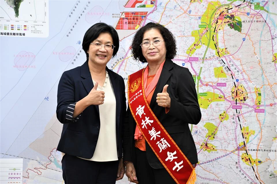 黃林美蘭(右)多年來低調行善,受友人推薦獲2023年好人好事代表八德獎。翻攝彰化縣政府官網