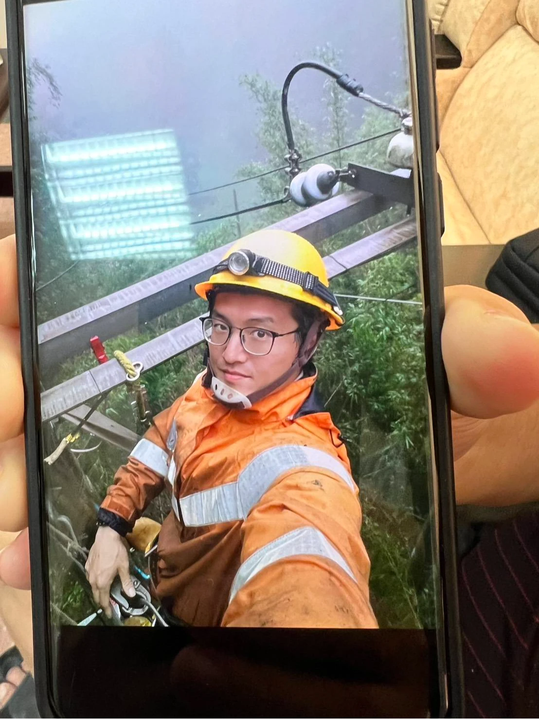 李男在風災後即投入救災,七天前PO文在奮起湖某支電桿上自拍。李爸爸提供