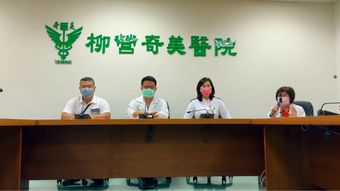 李爸爸上午和柳營奇美醫療團隊現身召開記者會。翻攝畫面