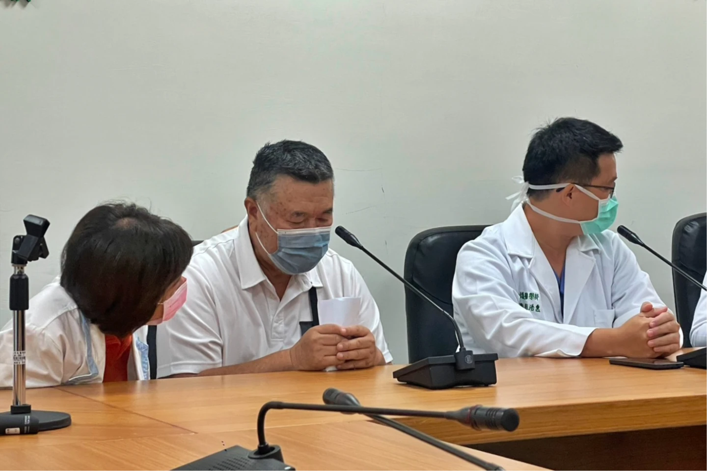 李爸爸神情哀傷,沉痛和兒子道別,「爸爸永遠以你為榮」,令醫護不捨。讀者提供