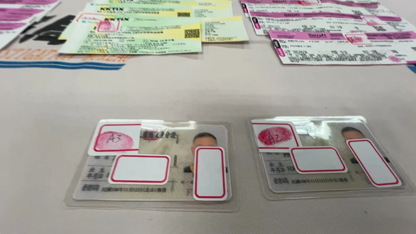 警方查扣證物。翻攝畫面
