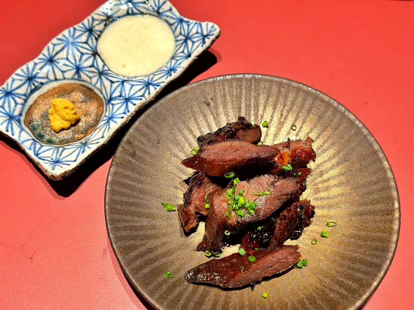 炭烤和牛舌下叉燒 680元。劉沛妘攝