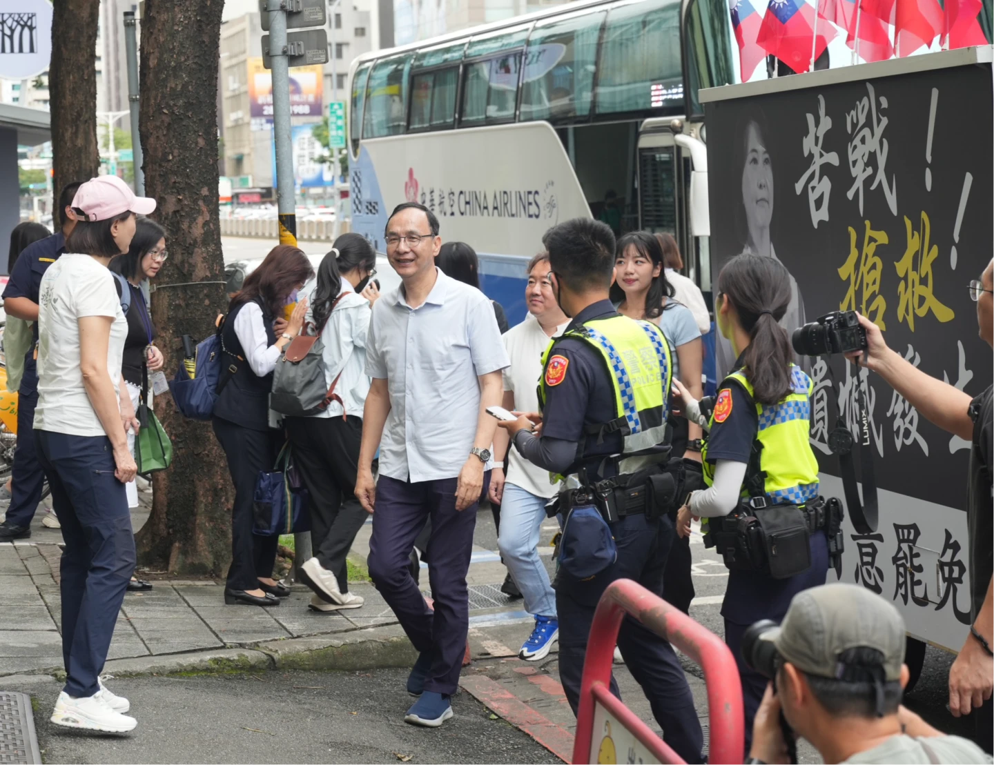 王鴻薇今掛出「苦戰!搶救!別讓遺憾發生」的告急黑白看板。梁建裕攝