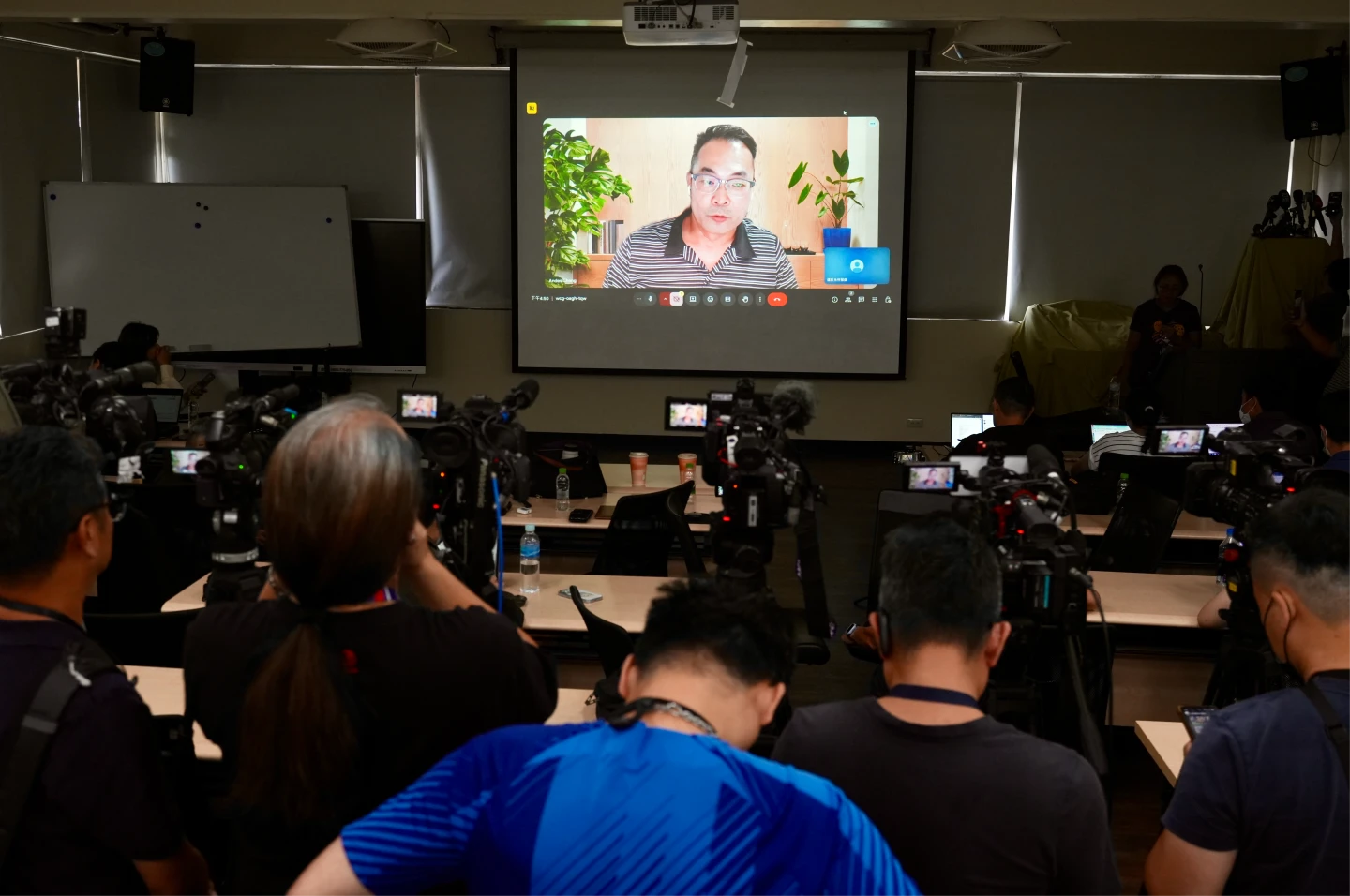 鄭景峰以視訊方式向媒體說明系教評會開會情況。梁建裕攝