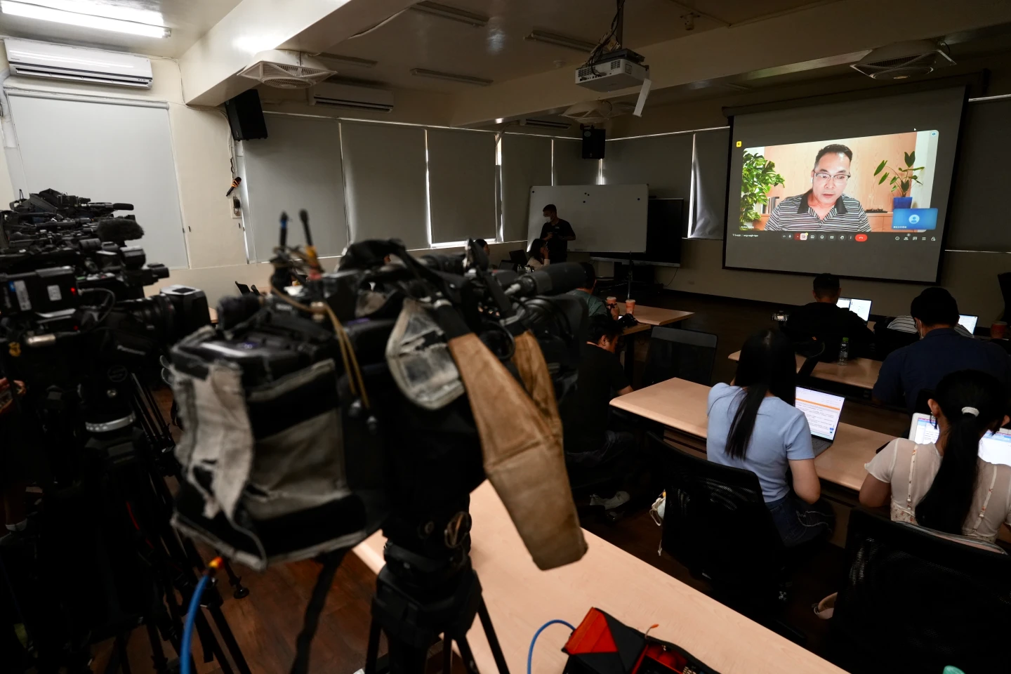 鄭景峰以視訊方式向媒體說明系教評會開會情況。梁建裕攝