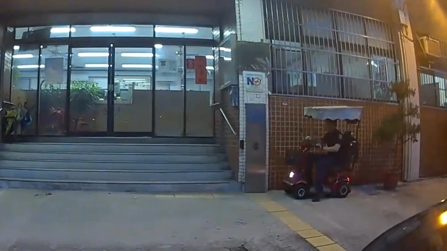 警員騎車電動輔助車返所代為保管。警方提供