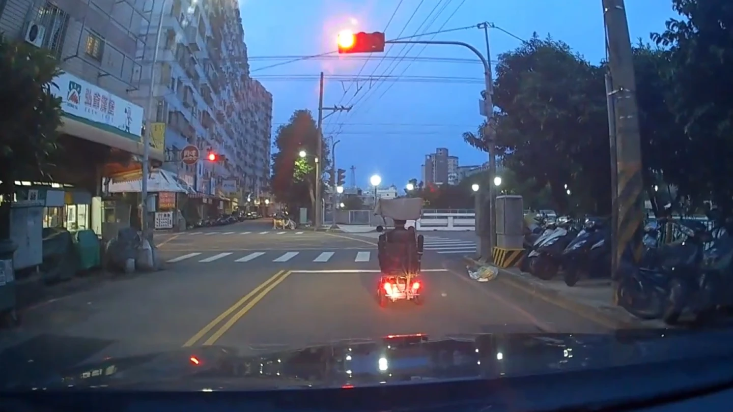 台中市徐姓男子凌晨騎著電動輔助車趕往見胞姊最後一面,途中因為迷途驚慌失措,經警員及時伸援協助,順利聯繫上外甥接回。警方提供