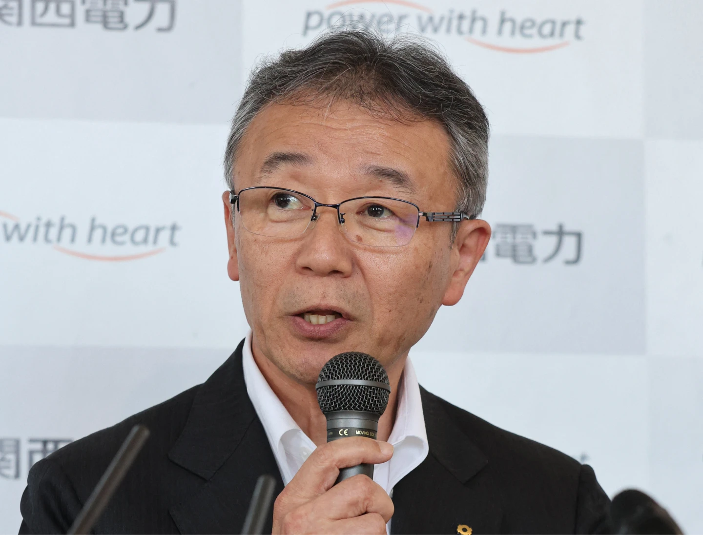 關西電力社長森望7月22日在大阪總社的記者會,針對重啟地質調查進行説明。法新社