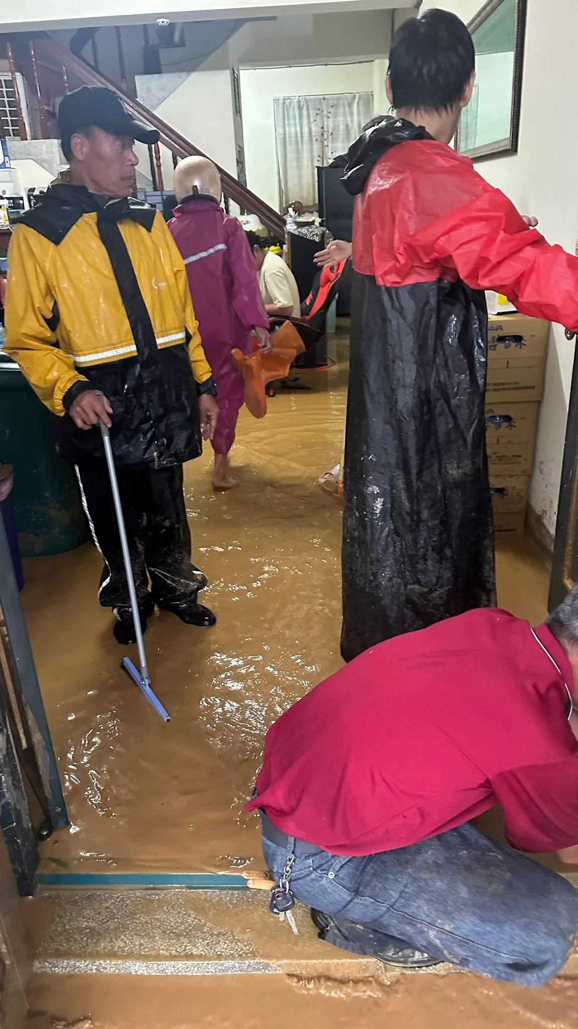 滾滾泥水沖進民宅,受災戶今天上午著手清理家園。取自蜈蚣里長黃美玉臉書