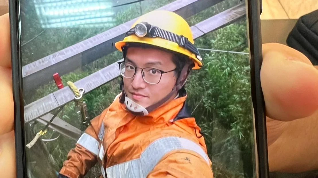 李男在風災後即投入救災,曾在奮起湖某支電桿上自拍。李爸爸提供