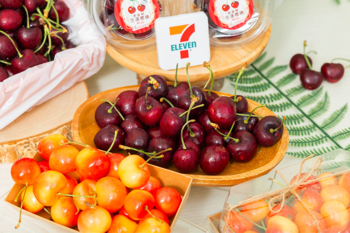 7-ELEVEN嚴選30mm以上大果粒,精挑甜脆度高的紅櫻桃品種聖緹娜、拉賓斯、史姬娜,並引進限量栽培的白櫻桃。業者提供