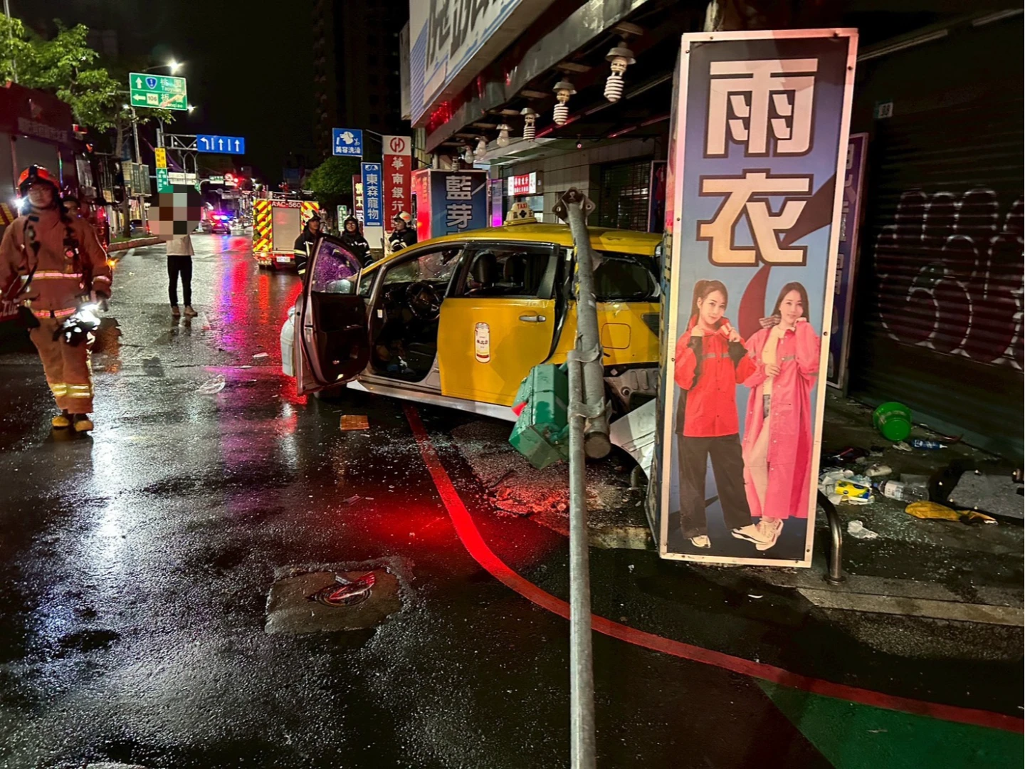新莊計程車撞上灑水車,1死2重傷。翻攝畫面