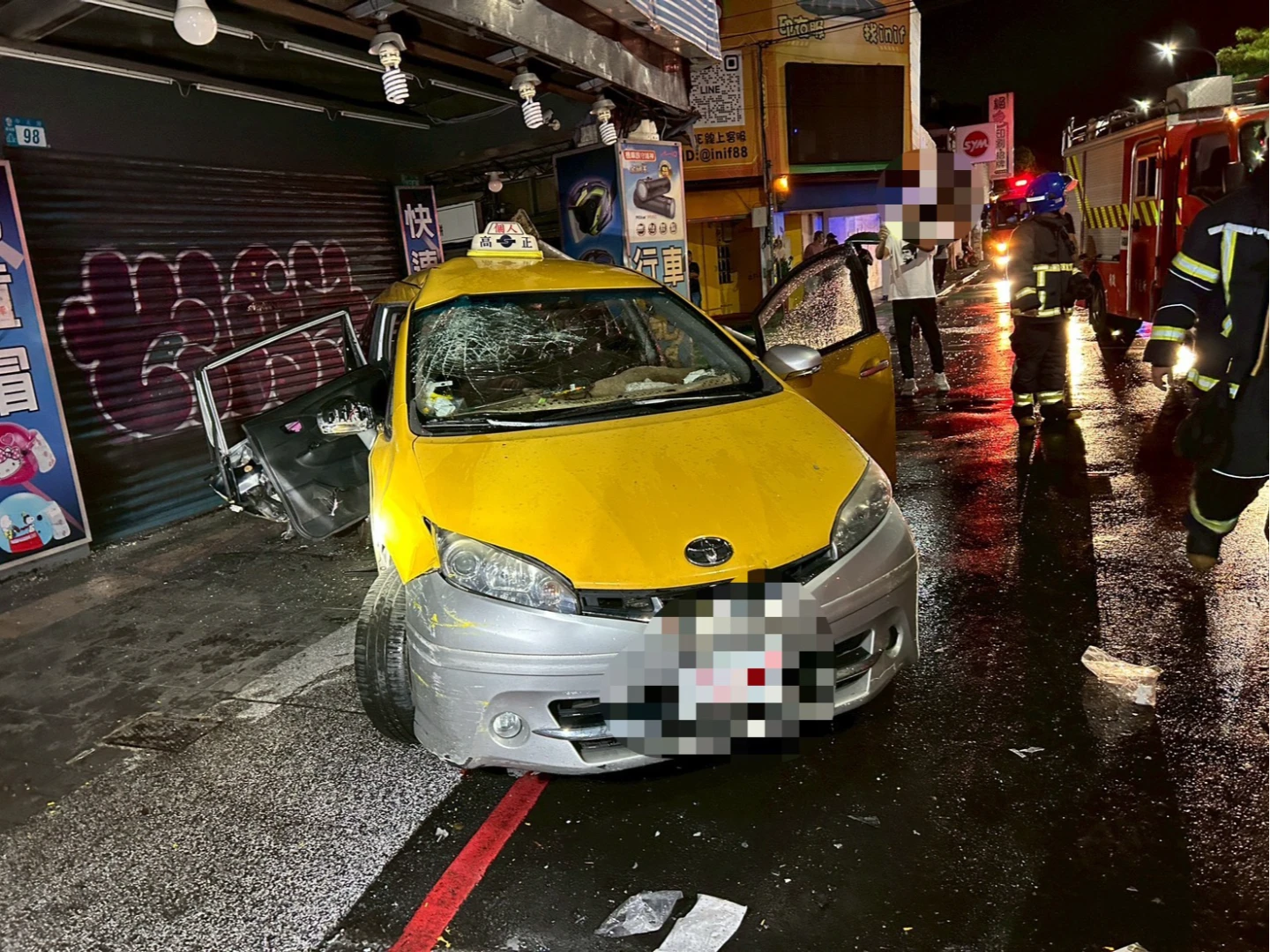 小黃擋風玻璃、車身毀損。翻攝畫面