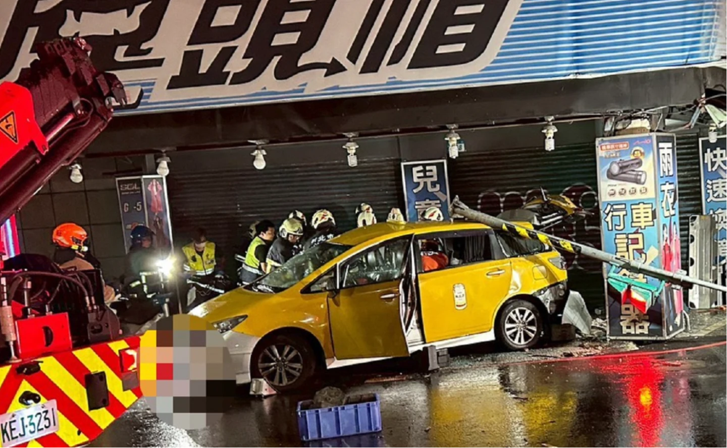 新莊死亡車禍!小黃違規左轉猛撞灑水車 乘客1死1重傷