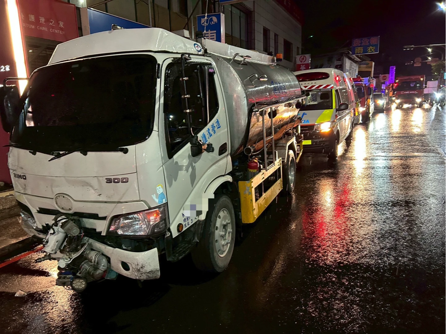 計程車衝撞灑水車。翻攝畫面