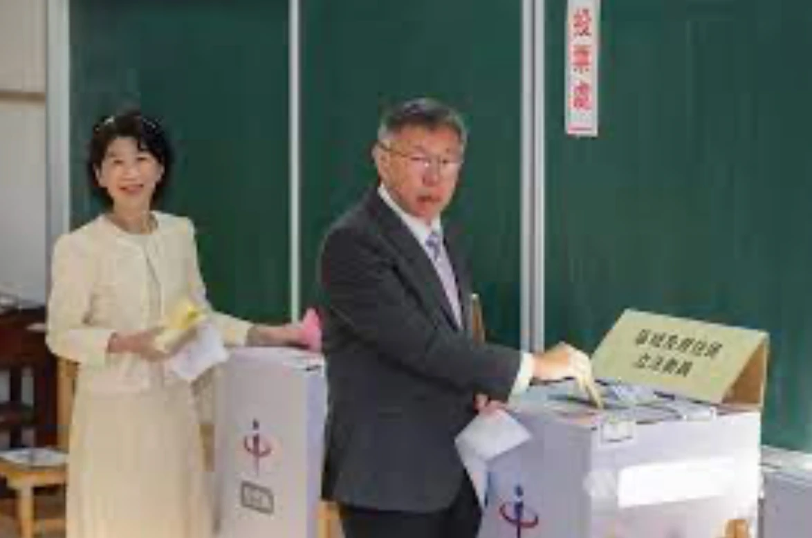 陳佩琪在臉書貼出先前與丈夫柯文哲投票照片。翻攝陳佩琪臉書