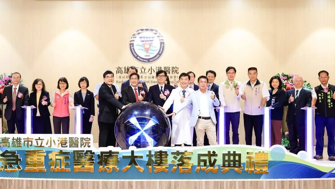 高雄醫學大學董事長陳建志(前排左二)被爆與高市小港醫院副院長馮明珠高調交往同居。翻攝自小港醫院臉書