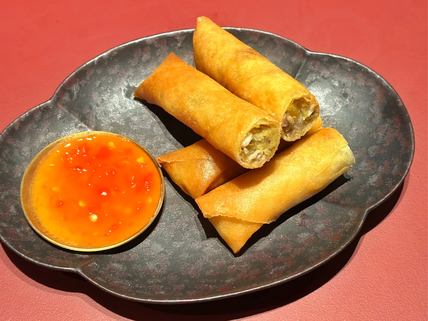 「小牛胸腺春捲」因胸腺味道不明顯,鍾佳憲來回嘗試了上百次才成功。劉沛妘攝