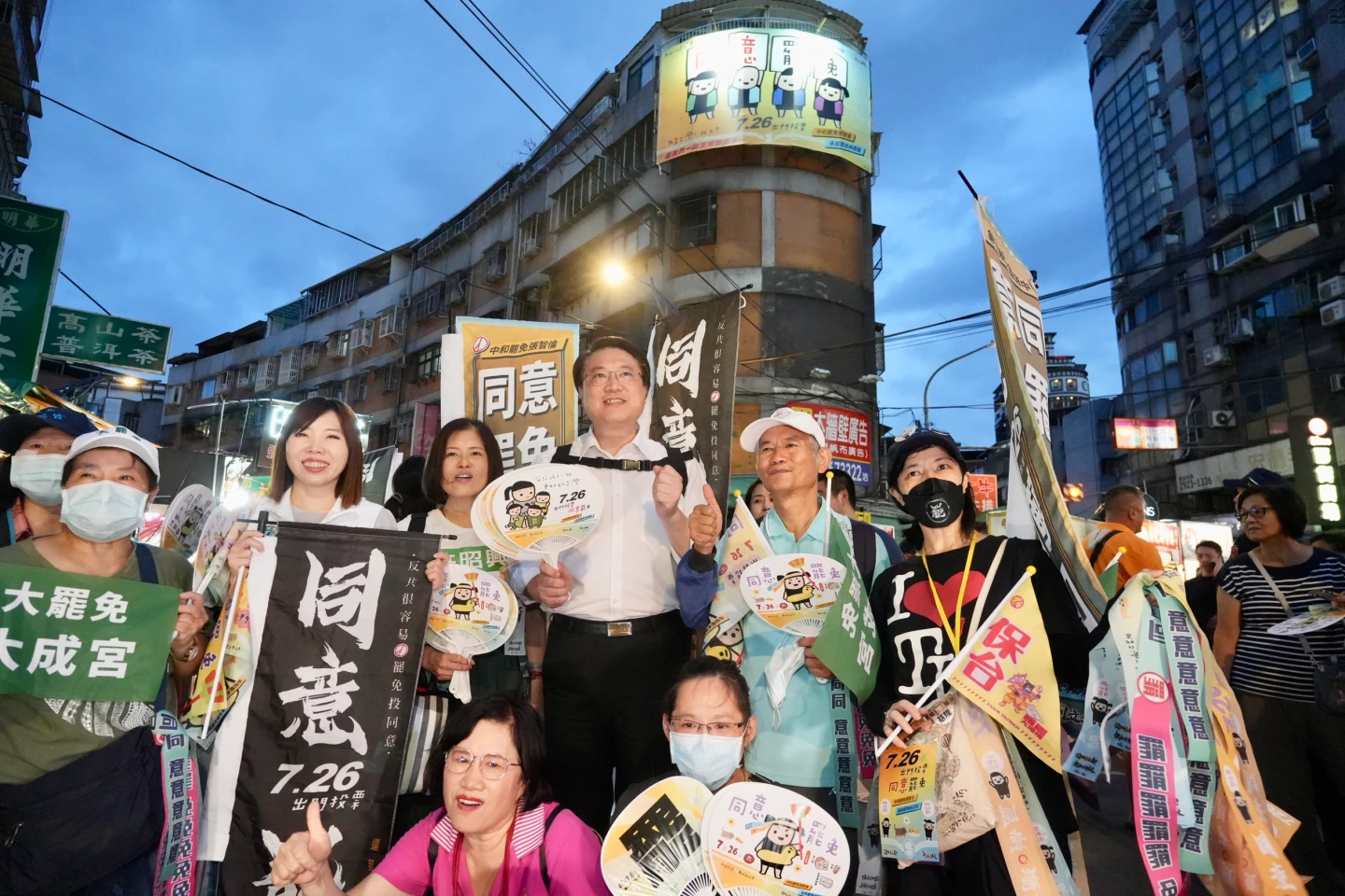 林右昌、新北議員張維倩跟罷團共同掃街。梁建裕攝