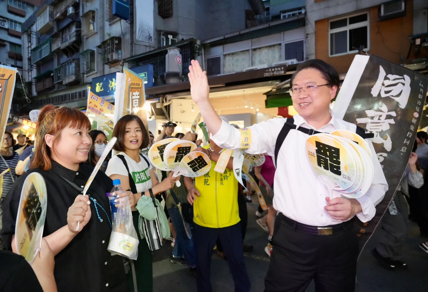 林右昌到樂華夜市掃街。梁建裕攝