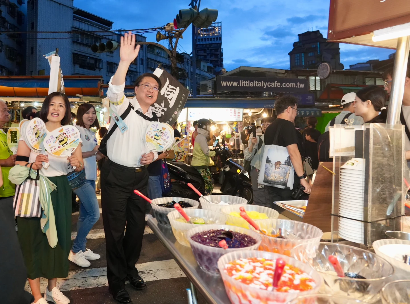 林右昌向夜市民眾揮手招呼。梁建裕攝