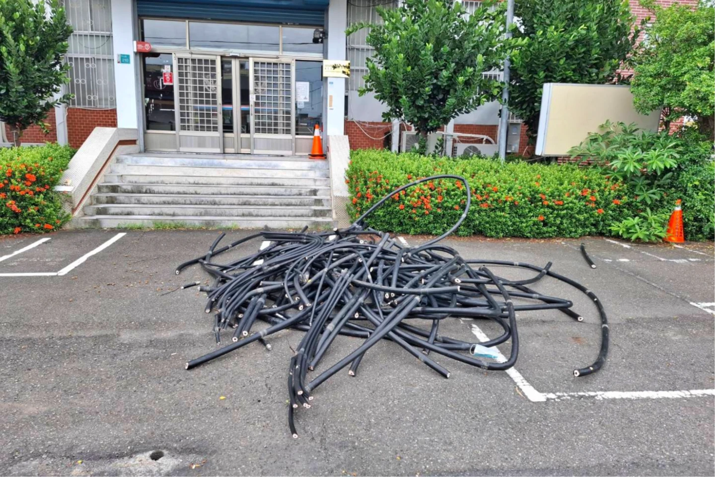 變賣電纜贓物每公斤僅70元,但造成台哥大50萬元損失。警方提供