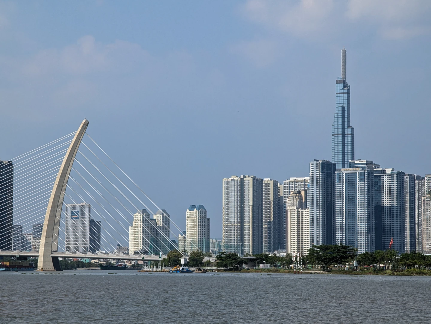 越南胡志明市守添二橋橫跨西貢河的斜張橋3月6日景致,背景可見「地標塔81」和現代化的高層建築。該地區是胡志明市快速發展區域。法新社