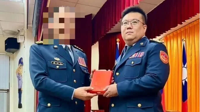 前金馬澎分署勤指中心主任莊宗輝(圖右)涉嫌洩密給中國大陸特定人士,遭法辦羈押禁見。翻攝畫面