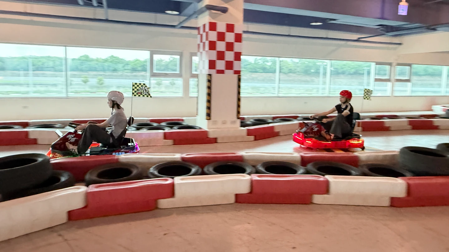 「瘋狂甩尾車」位於卡丁大樓3樓,為全台首座可以在室內觀賽又能開甩尾車的全新景點。麗寶提供
