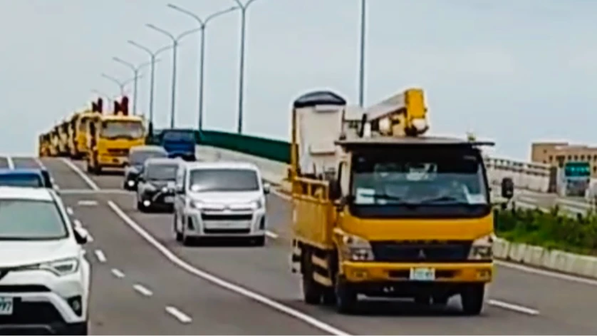 台電出動7輛工程車陪同移靈車隊回嘉義區處,象徵任務結束。讀者提供