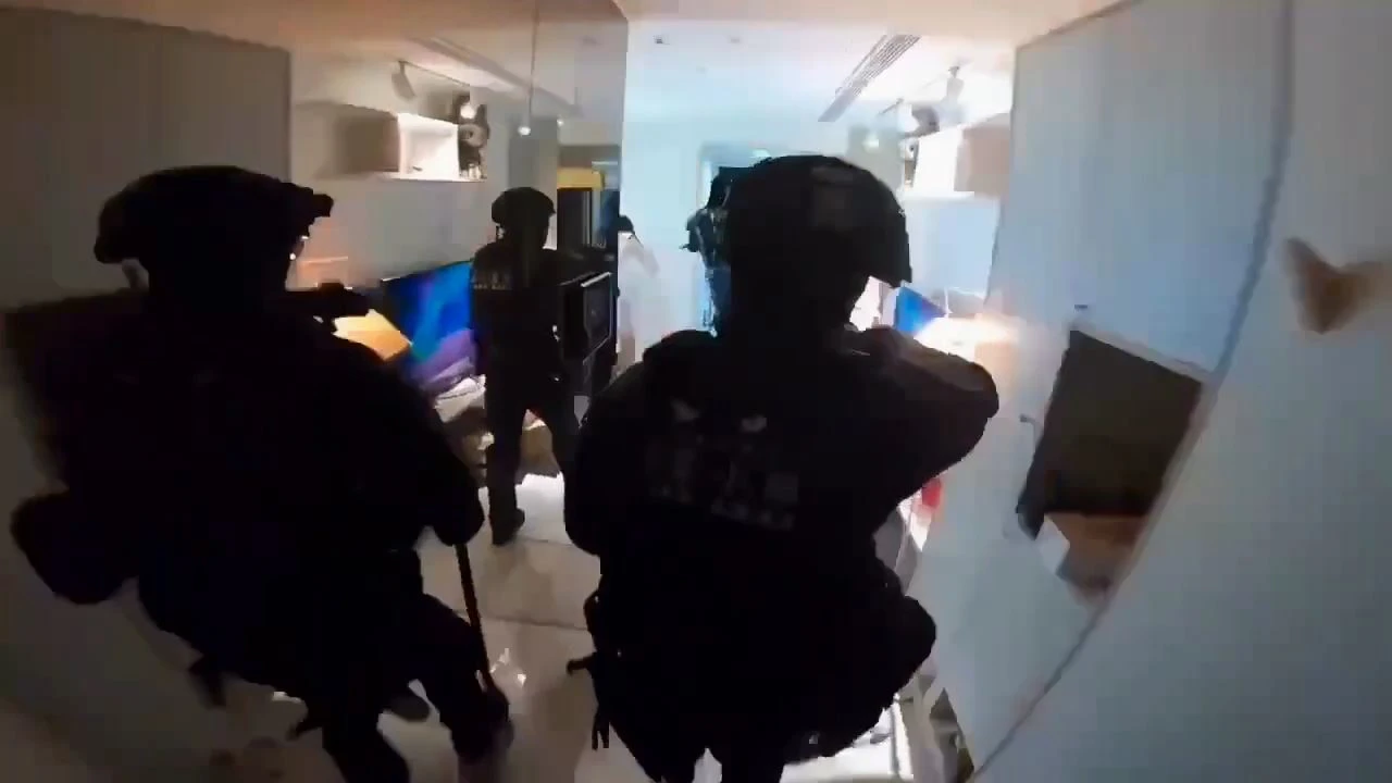 警方荷槍實彈攻堅入屋。翻攝畫面