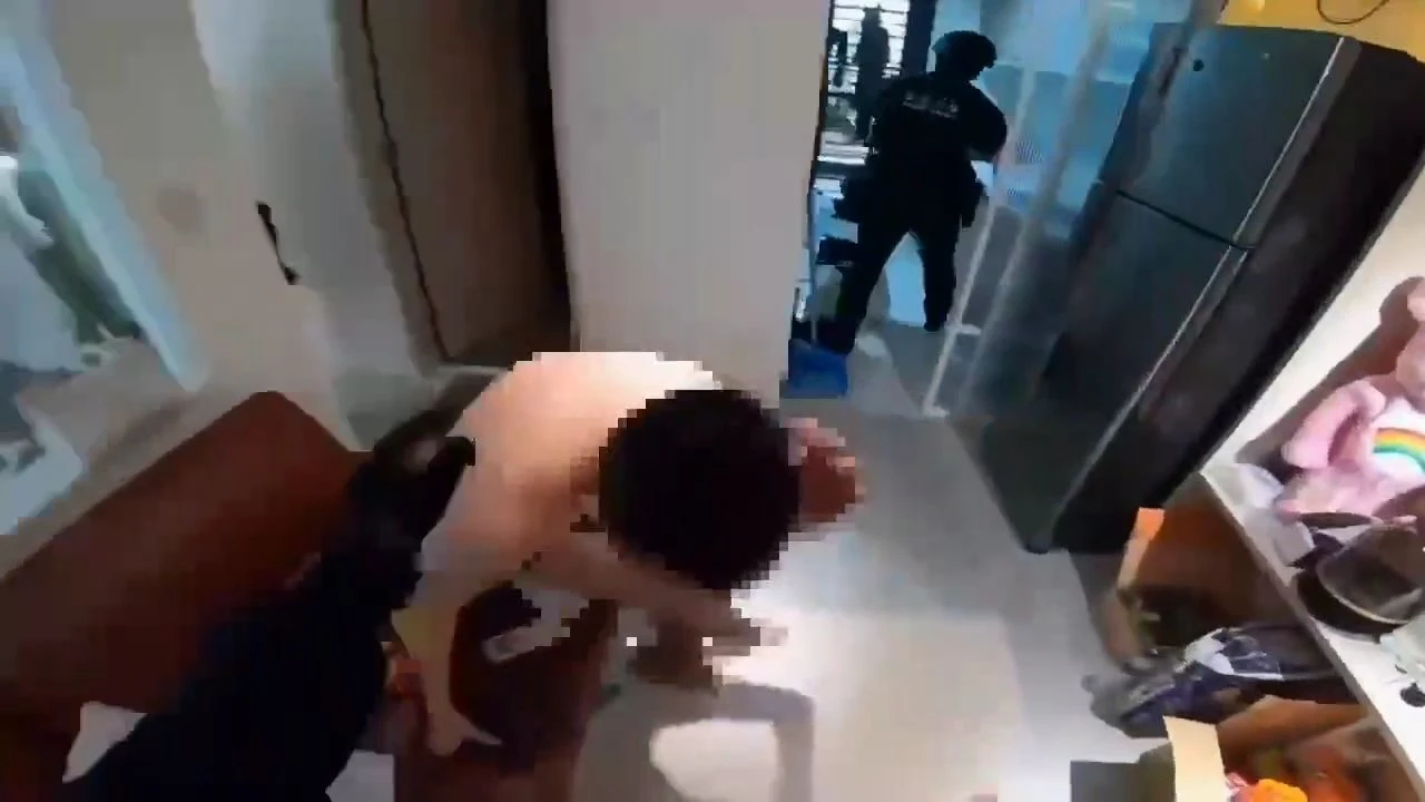 警方攻堅喝令嫌犯趴下。翻攝畫面