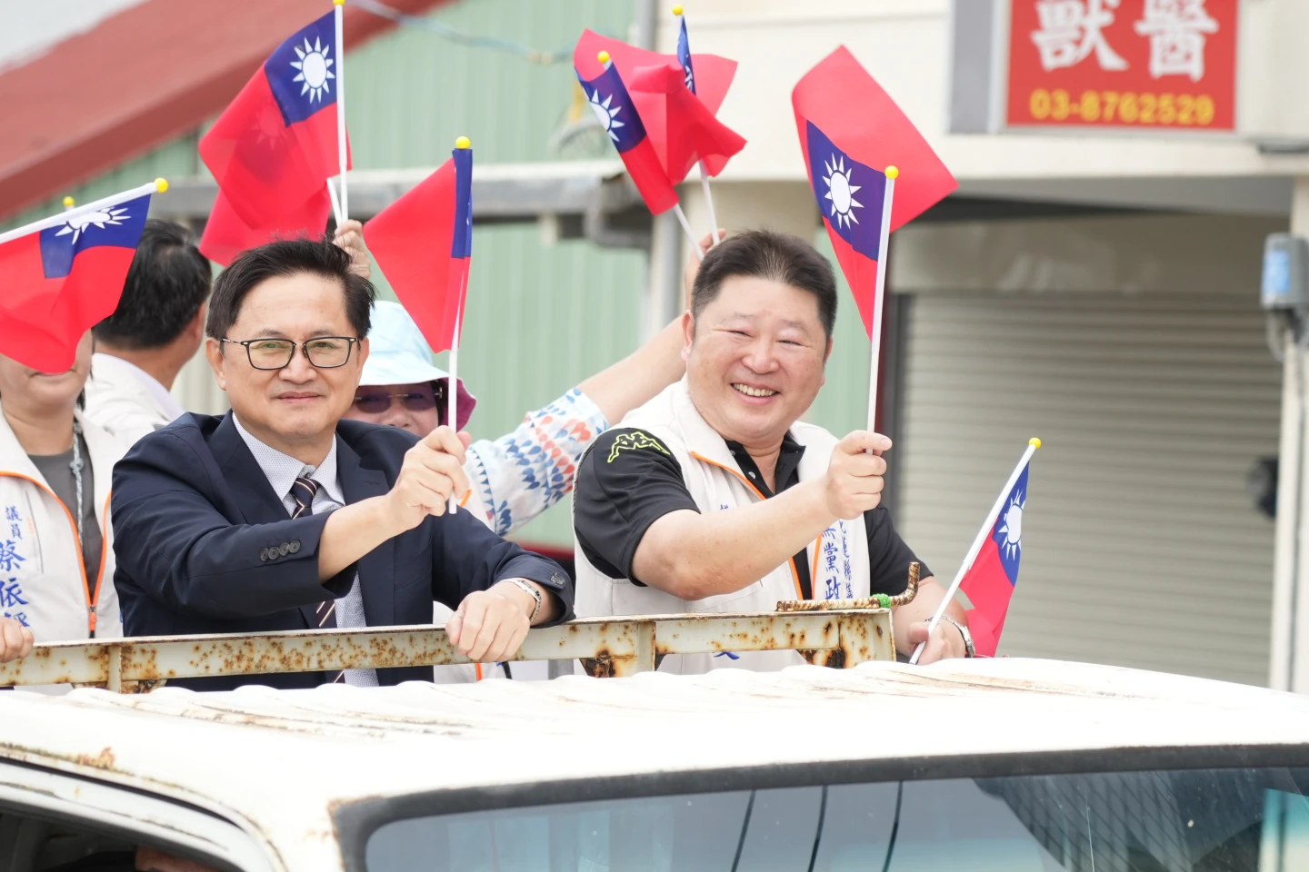 和碩董事長童子賢今合體花蓮縣議長張峻,掃街宣傳罷免藍委傅崐萁。罷團微光花蓮提供