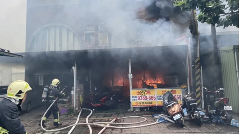 宜蘭縣蘇澳鎮蘇濱路3段1棟3層樓透天厝今天下午發生火警,大火從1樓快速延燒到3樓,消防員火勢撲滅後,分別在樓梯間與廁所,發現疑似外籍孕婦及男子已失去生命徵象,送醫搶救中。翻攝畫面